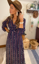 Load image into Gallery viewer, Cream earrings
