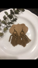 Load image into Gallery viewer, Beige macrame earrings
