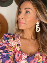 Load image into Gallery viewer, Cream earrings
